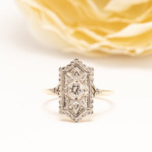 Harvinainen Art Deco -tyylinen timanttisormus 1920–30-luvulta. 0,25 ct vanhahiontainen timantti ja ruusuhiontaiset timantit kruunaavat tämän upean vintagekorun.