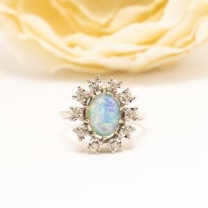 Vintage 14k valkokultainen opaalisormus. Kultaseppä Ailio Jyväskylä, hyvälaatuinen opaalitripletti ja 10 timanttia yht. 0,10 ct W/si–p.