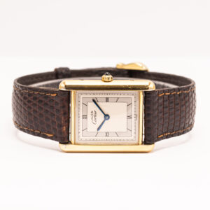 Cartier Must de Cartier Tank kullatulla hopeakuorella. Ajaton klassikko sinistetyin osoittimin ja ikonisella Tank-muotoilulla.