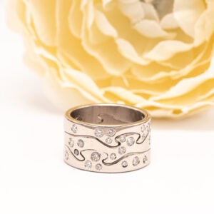 Georg Jensen Fusion 18k valkokultainen timanttisormus. Timantit yht. 0,48 ct TW/VS. Ikoninen tanskalainen designklassikko.