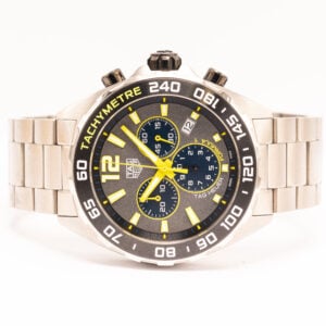 TAG Heuer Formula 1 Chronograph kvartsikello. Sporttinen kronografi takymetrikehällä, teräsrannekkeella ja näyttävillä keltaisilla yksityiskohdilla.