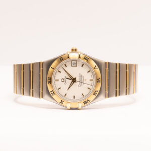 Omega Constellation 35 mm automaattikello terästä ja 18k kultaa. Alkuperäiset paperit, huoltokotelo, huoltomerkintä 2023 ja käynti tarkistettu 6/2026.