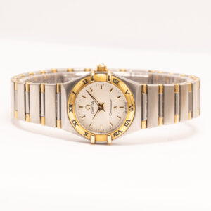 Omega Constellation 22 mm quartz. Teräksen ja 18k kullan yhdistelmä, ikoninen Manhattan-muotoilu ja ajaton sveitsiläinen laatukello.