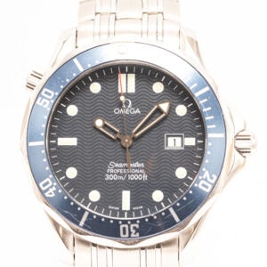 Omega Seamaster Professional 300M Quartz. Ikoninen sukelluskello 300 m vesitiiviydellä, tarkalla kvartsikoneistolla ja klassisella muotoilulla.