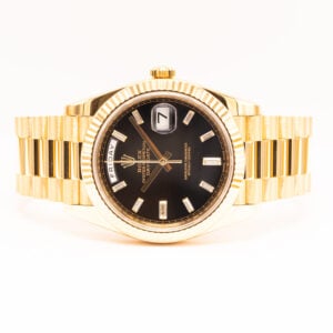 Rolex Day-Date 40 ref. 228238 18k keltakultaa. Smaragdihiontaiset timantti-indeksit. Rolexin tehdashuollon takuu voimassa 6/2028 asti.