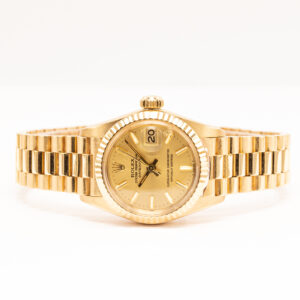 Rolex Lady-Datejust 18k keltakultaa vuodelta 1982. Täyshuollettu 6/2026. Mukana Rolex-säilytyskotelo. Ajaton kultainen klassikko.