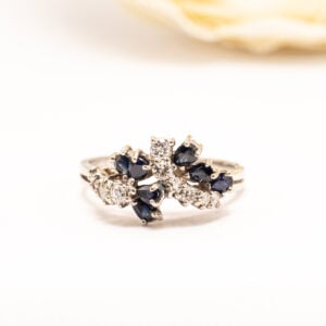 18k valkokultainen safiiri–timanttisormus. Safiirit yht. 0,70 ct ja timantit 0,40 ct. Lontoossa valmistettu vuonna 2002.