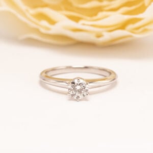 Tiffany & Co. platinainen timanttisormus, jossa 0,46 ct briljanttihiontainen Top Wesselton/VVS2-timantti. Mukana alkuperäinen rasia ja paperit.