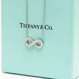 Tiffany & Co. Infinity -kaulakoru platinasta ja timanteista. Ajaton äärettömyyssymboli ja Tiffanyn ikoninen muotoilu elegantissa korussa.