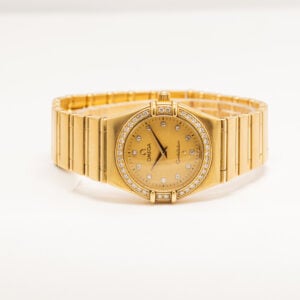Omega Constellation 18k keltakultaa, timanttikehällä ja timantti-indekseillä. Kvartsikoneisto sekä alkuperäiset paperit ja kotelo.
