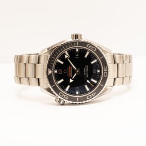 Metakuvaus: Omega Seamaster Planet Ocean 44 mm Co-Axial -automaattikoneistolla ja 600 m vesitiiviydellä. Ikoninen sukelluskello tunnetaan myös James Bondin ranteesta.