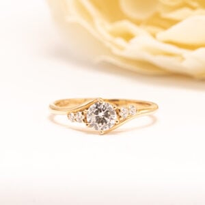 14K keltakultainen timanttisormus, timantit yht. 0,60 ct. Käsintehty Helsingissä kierrätetystä kullasta ja preloved-timanteista.
