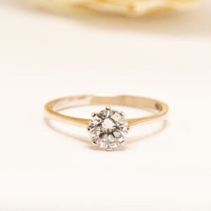 valkokultainen solitaire-sormus, jossa 1,00 ct briljanttihiontainen Top Wesselton/VVS -timantti. Ajaton ja laadukas timanttisormus.