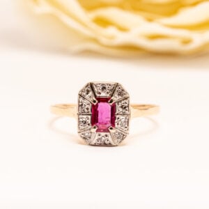 Vintagehenkinen 14k kultasormus, jossa 0,45 ct smaragdihiottu pinkki safiiri ja 10 kpl 8/8-hiottuja timantteja yht. 0,10 ct.