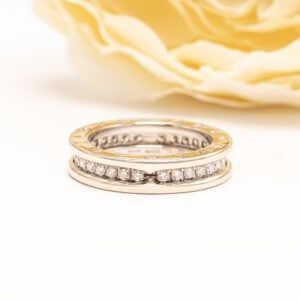 Bvlgari B.zero1 -timanttisormus 18k valkokultaa. Briljanttihiontaisia timantteja yhteensä 0,57 ct. Ikoninen Bvlgari-design.