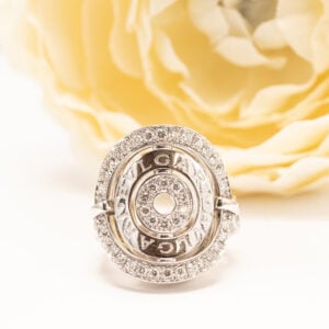 Bvlgari Astrale Cerchi -timanttisormus on näyttävä ja persoonallinen koru, jossa Bvlgarin vahva muotokieli näkyy erityisesti ympyräaiheessa.