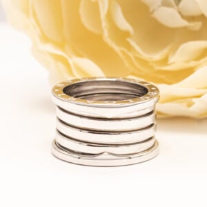 Bvlgari B.zero1 Four-Band -sormus 18k valkokultaa. Ikoninen nelirivinen spiraalimuotoilu ja tunnistettavat BVLGARI-kaiverrukset.