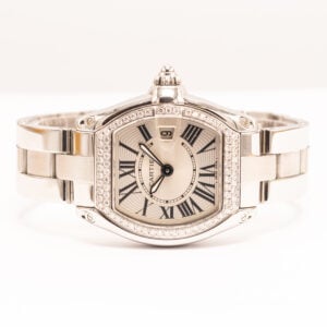 Cartier Roadster quartz -rannekello timanttikehällä. Teräskuori ja -ranneke, päivämääränäyttö sekä Cartier-säilytyskotelo.