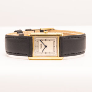 Must de Cartier Tank 1980-luvulta. Kullattu 925-hopeakuori, Art Deco -henkinen kellotaulu ja kvartsikoneisto. Ref. 681006.