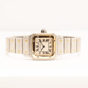 Cartier Santos 24 mm teräksestä ja 18k keltakullasta. Klassinen kaksivärinen malli alkuperäisellä Cartier-kotelolla ja papereilla.