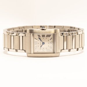 Cartier Tank Française 25,7 × 21,2 mm vuodelta 2026. Teräksinen Cartier-klassikko integroidulla rannekkeella ja roomalaisilla numeroilla.