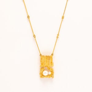 Björn Weckströmin Lapponialle suunnittelema Kelohelmet-kaulakoru vuodelta 1971. 14 karaatin keltakultaa ja kaksi viljeltyä makeanveden helmeä.