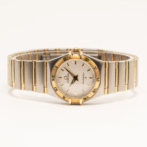 Omega Constellation 26 mm vuodelta 2006. 14k kultaa ja terästä, vaalea kellotaulu ja klassinen kaksivärinen ranneke. Alkuperäinen kotelo.