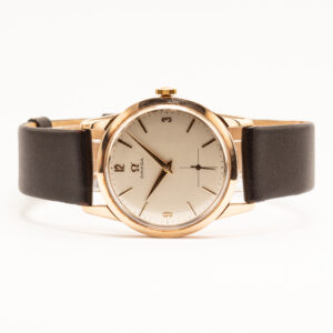 Omega-vintagekello vuodelta 1962. 35 mm:n kuori 14k keltakultaa ja pieni sekuntitaulu. Täyshuollettu 9/2026.