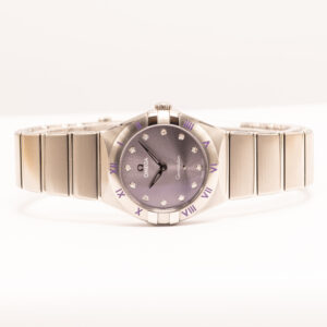 Omega Constellation 28 mm vuodelta 2023. Violetti kellotaulu timantti-indeksein, teräskuori ja Calibre 4061 -kvartsikoneisto.
