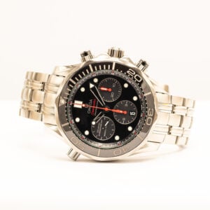 Omega Seamaster Professional 44 mm vuodelta 2019. Co-Axial-kronografi, vesitiiviys 300 m ja täyshuolto 8/2026. Kotelot ja paperit.