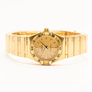 Omega Constellation 23 mm 18k keltakultaa. Kvartsikoneisto, Kelloseppäliiton takuutodistus vuodelta 2000 ja Omega-säilytyskotelo.