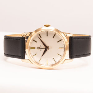 Omega vuodelta 1958, 14k keltakultainen Suomi-kuori ja mekaaninen käsivetokoneisto. Täyshuollettu 8/2026, mukana huoltokotelo ja -saate.