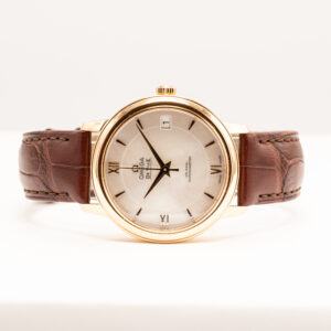 Omega De Ville Prestige 32 mm. 18k keltakultakuori, helmiäistaulu, Co-Axial-automaattikoneisto ja päivämääränäyttö. Kotelo ja paperit.