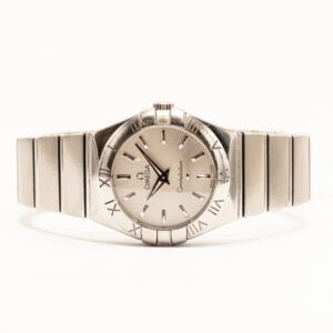 Omega Constellation 28 mm vuodelta 2012. Teräskuori ja -ranneke, vaalea kellotaulu ja kvartsikoneisto. Alkuperäiset kotelot ja paperit.