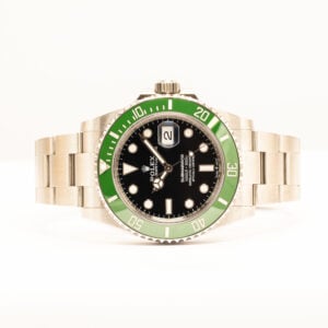 Rolex Submariner Date 41 mm ”Starbucks”, ostettu 2026. Uutta vastaava kunto, vihreä Cerachrom-kehä ja musta kellotaulu. Vesitiivis 300 m.