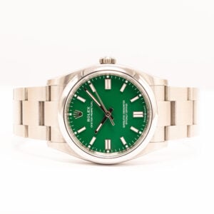 Rolex Oyster Perpetual 41 mm vuodelta 2024 upealla vihreällä kellotaululla. Automaattikoneisto. Alkuperäiset kotelot ja paperit.