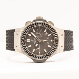 Hublot Big Bang Evolution ref. 342.ST.5010.LR.1912. Hematiittikehä, automaattinen kronografi ja uusi kumiranneke. Täyshuolto 11/2021.