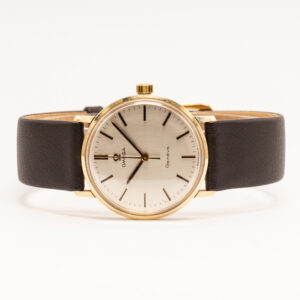 Omega Genève 33 mm vuodelta 1969. 14k keltakultakuori ja mekaaninen käsivetoinen koneisto. Alkuperäinen kotelo ja huoltotodistus.