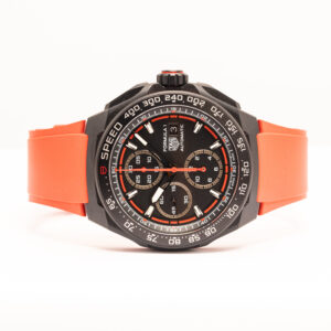 TAG Heuer Formula 1 Chronograph Automatic CBZ2085.FT8093. 44 mm musta DLC-pinnoitettu titaanikuori, kronografi ja punainen kumiranneke.