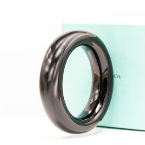 Tiffany & Co. Lacquer Bangle on näyttävä Elsa Perettin suunnittelema rannekoru, jossa korostuu suunnittelijalle ominainen veistoksellinen muotokieli.