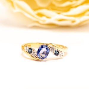 keltakultainen safiiri- ja timanttisormus, valmistettu Lontoossa 1989. Safiirit yht. 0,89 ct ja timantit 0,18 ct W/VS–SI.