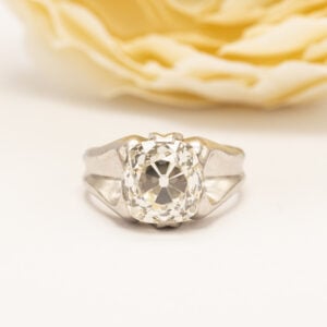 Poikkeuksellinen platinasormus, jossa huikea 4,50 ct vanhahiontainen old mine cut -timantti, laatu Crystal/VS. Harvinainen pala koruhistoriaa.