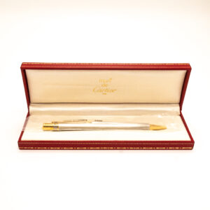 Cartier Stylos Santos Vintage -kuulakärkikynä. Käyttämätön ja alkuperäisessä avaamattomassa pakkauksessa. Mukana Cartierin alkuperäinen kotelo.