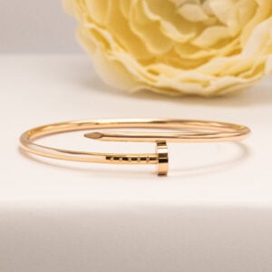 Cartier Juste un Clou Small -rannekoru 18k keltakultaa, koko 15. Aldo Cipullon ikoniseen naulamuotoiluun perustuva Cartier-klassikko.