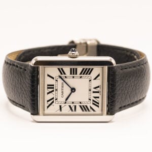 Cartier Tank 3169, kuoren koko 27 × 35 mm. Klassinen suorakaiteen muotoilu, roomalaiset numerot, sinistetyt osoittimet ja musta nahkaranneke.