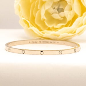 Cartier LOVE -timanttikaulakoru 18k kolmenväristä kultaa ja kuusi briljanttihiontaista timanttia. Ostettu Dubaista 2021. Alkuperäinen rasia ja kuitti.