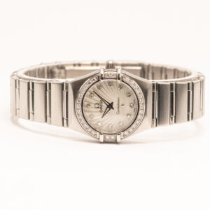 Omega Constellation 22 mm. Siro teräskello, jossa säihkyvä timanttikehä, 12 timantti-indeksiä ja kauniisti kuvioitu kellotaulu. Alkuperäinen kotelo.