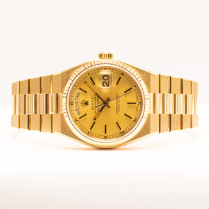 Rolex Oysterquartz Day-Date vuodelta 1982. 18k keltakultaa, saksankielinen viikonpäivänäyttö ja Rolexin tehdashuolto 9/2026.