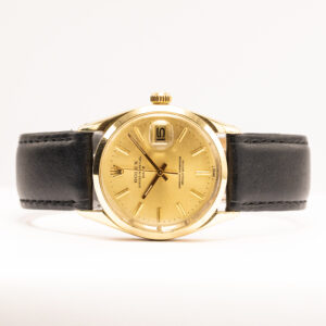 Rolex Oyster Perpetual Date 34 mm vuodelta 1973. Klassinen vintage-kello 18k keltakultaisella kuorella, automaattikoneistolla ja päivämääränäytöllä.