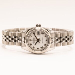 Rolex Lady-Datejust 26 mm vuosimallia 2005/2006. Teräskuori, roomalaiset numeroindeksit ja Rolexin tehdashuoltotakuu 10/2028 asti.